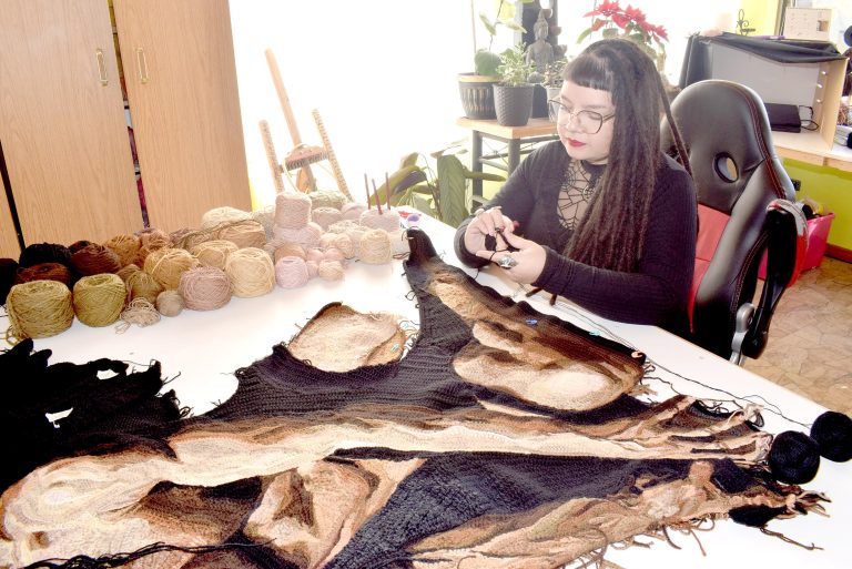 Reconocida tejedora maulina busca sorprender en la Bienal de Florencia