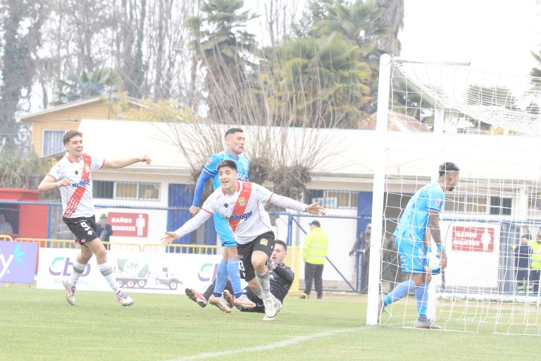 Curicó unido gana, gusta y golea