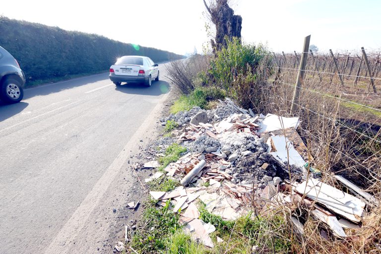 Microbasurales ensucian caminos rurales en Curicó