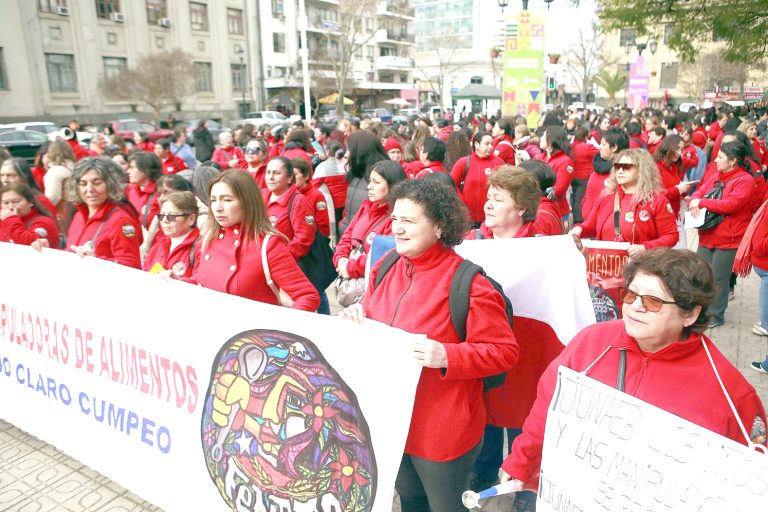 Manipuladoras de alimentos paralizaron labores y  Marcharon por sus derechos