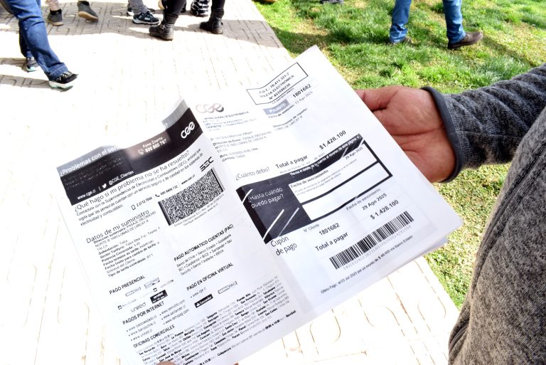 Cientos de usuarios maulinos reclaman por alzas en cuentas de luz: Cliente que pagaba  $15 mil le llegó boleta de CGE por $16 millones