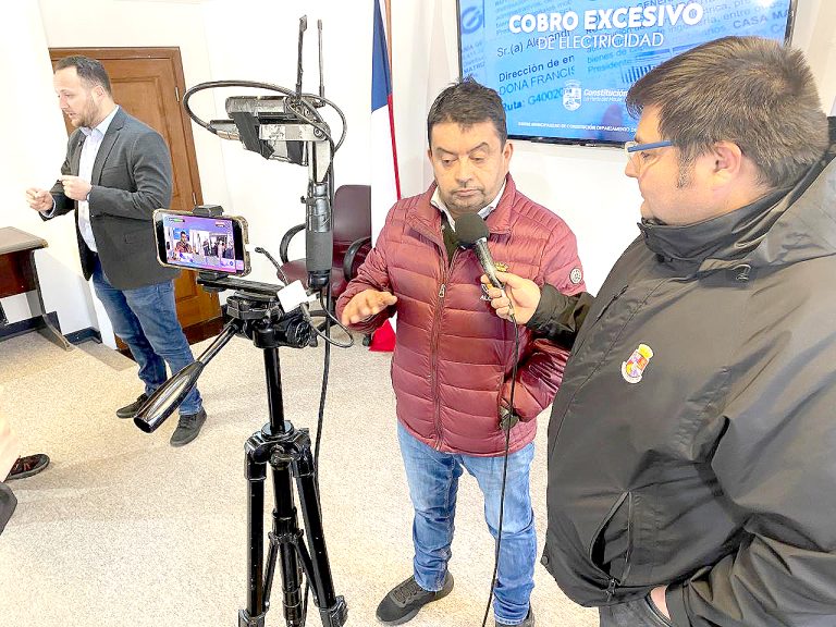 Diputado Guzmán y alcalde Valenzuela alertan por  cobros abusivos en cuentas de luz a familias mauchas