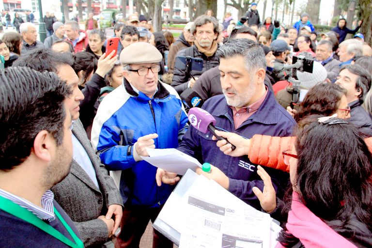 Estudio jurídico ofrece asesoría gratuita para vecinos por alzas en cuentas de luz