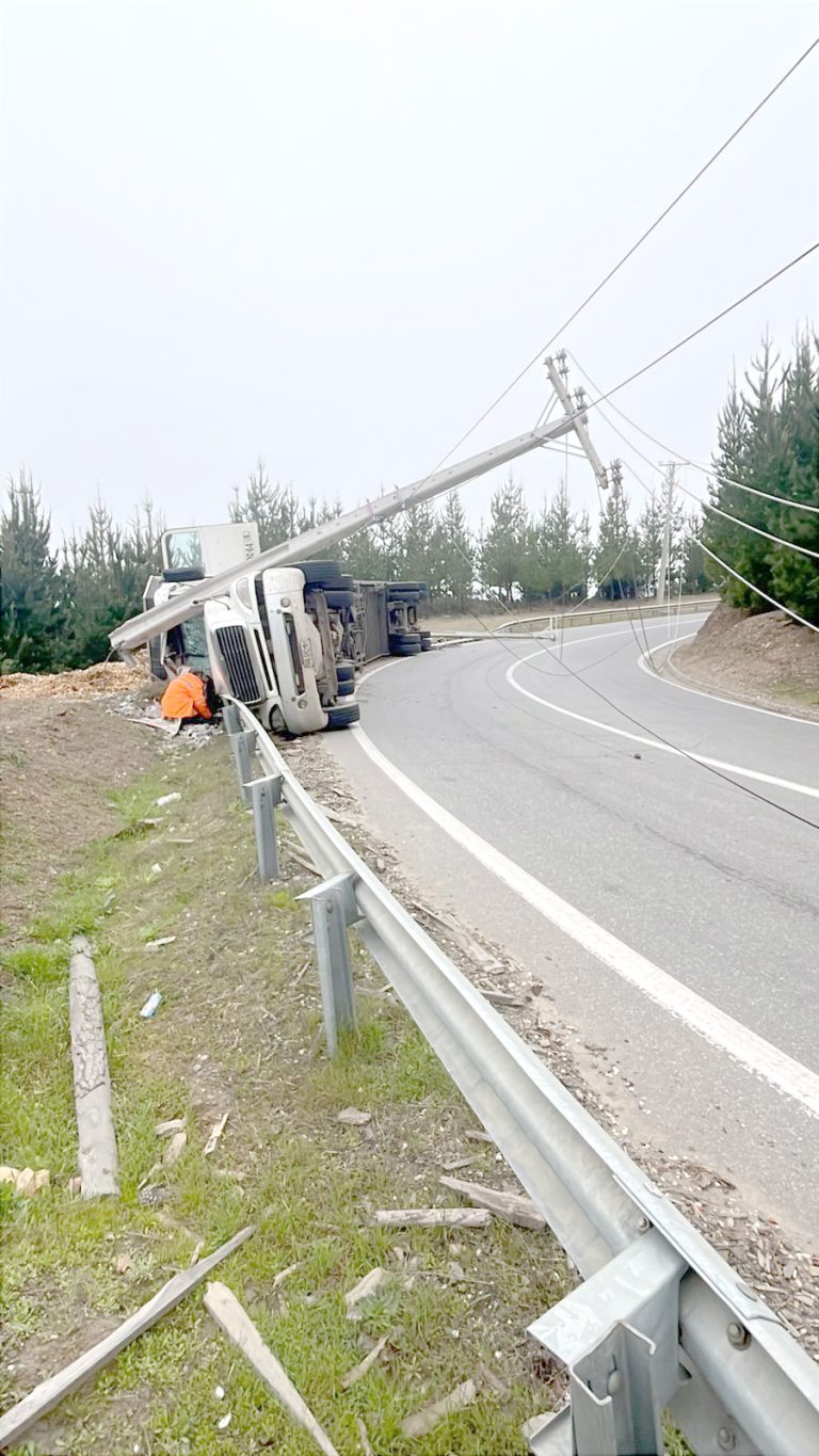 Dos accidentes de camiones  provocan cortes de  suministro eléctrico y  alta congestión vehicular