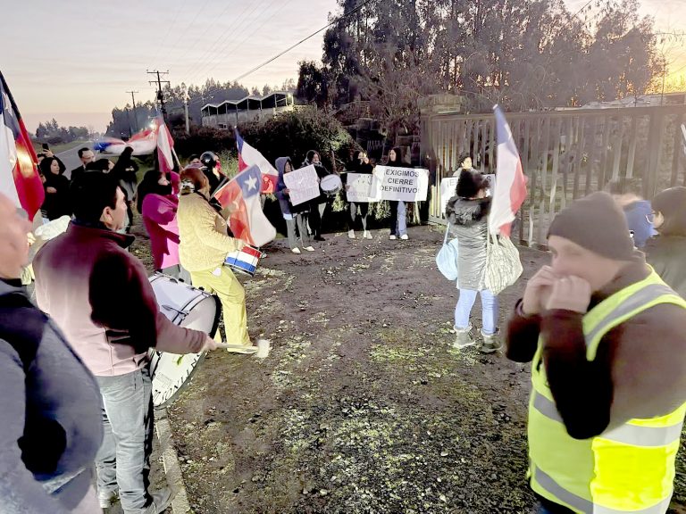 Vecinos se manifestaron contra empresa que recicla y quema neumáticos