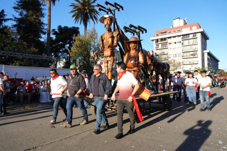 Con carros alegóricos se llevó a cabo el Desfile de la Fiesta de la Primavera