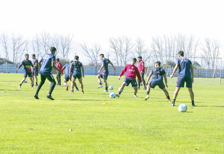 A las 11:00 horas Curicó Unido vs Linares