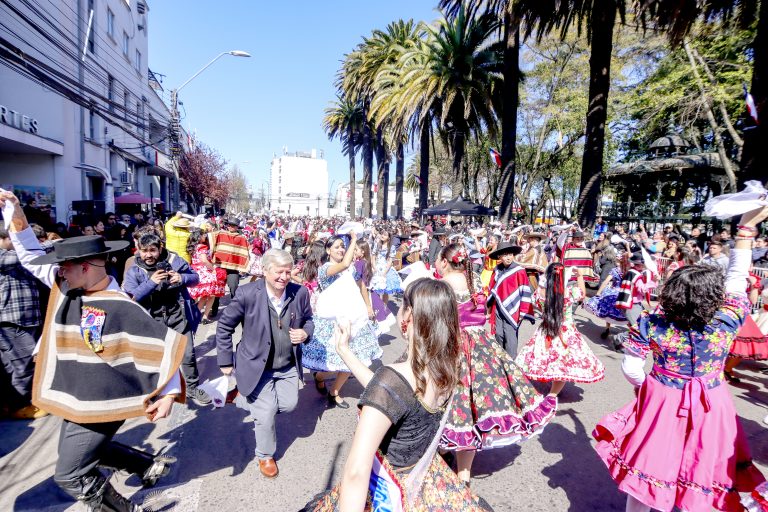 Curicó inició el Mes de la Patria con Mil Pañuelos al Viento