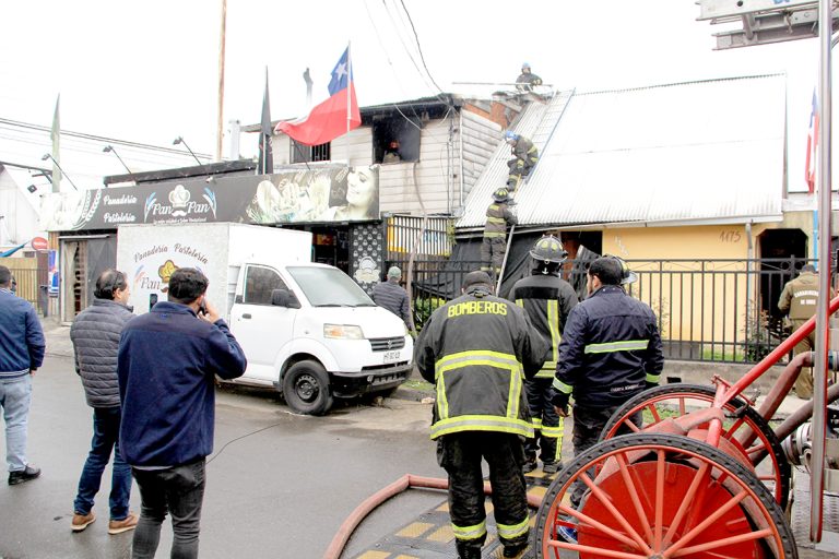 Voluntarios de cuatro compañías de Bomberos combatieron incendio