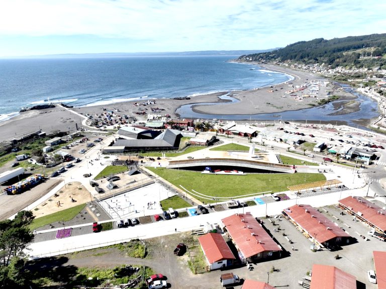 Inauguran obras de reposición en Plaza Costanera de Curanipe