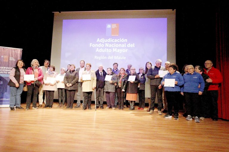Más de cien agrupaciones de Talca recibieron certificados de adjudicación del fondo nacional del adulto mayor
