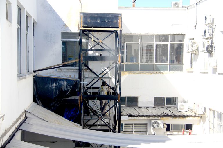 Avanza habilitación de ascensor en edificio municipal