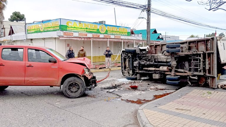 Violenta colisión entre camioneta y camión 3/4
