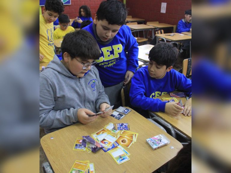 Estudiantes mejoran su vínculo con las matemáticas gracias a taller con cartas Pokémon