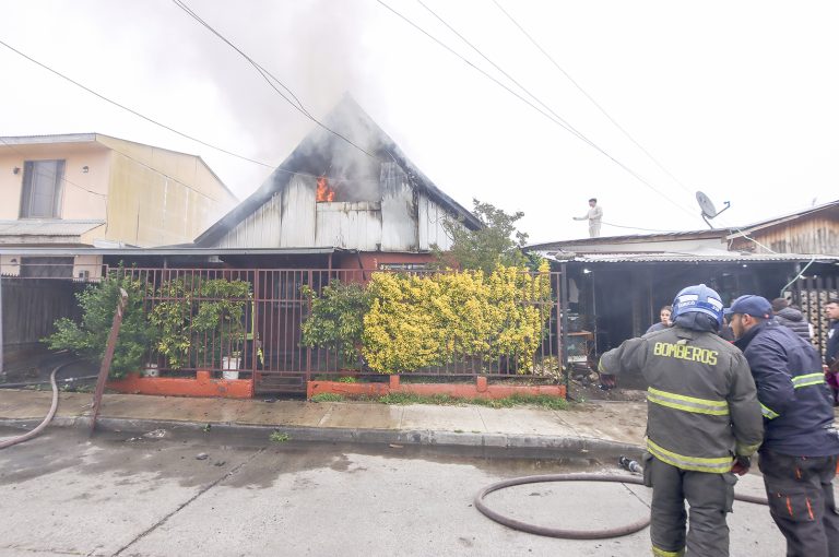 Tres damnificados dejó incendio
