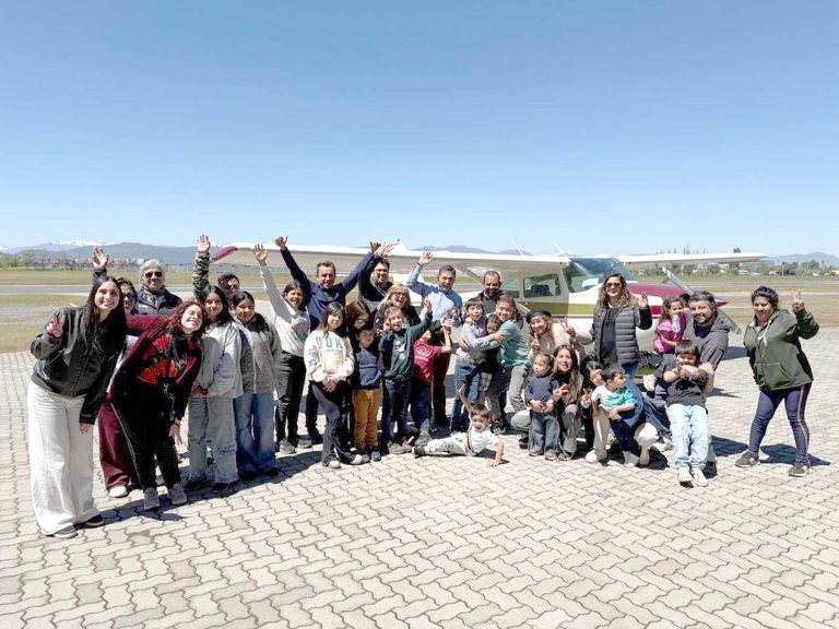 Niños de escuela rural de Molina viven su primer vuelo gracias a exalumno que hoy es piloto privado