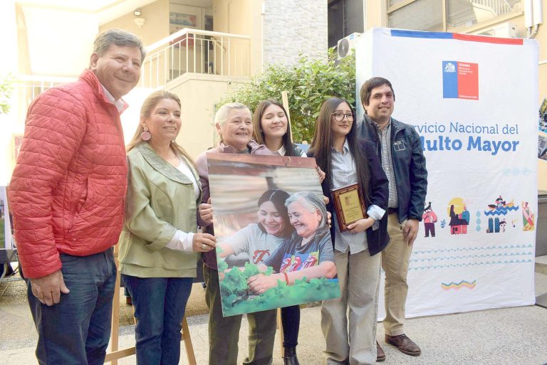 Entregan premios a adultos mayores ganadores de concurso regional fotográfico del Senama