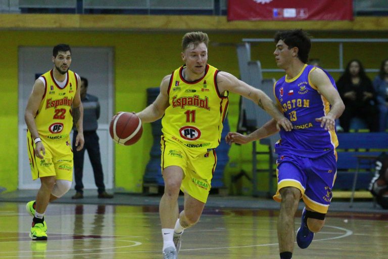 Español busca salir de derrotas con un duro examen ante la Universidad Católica