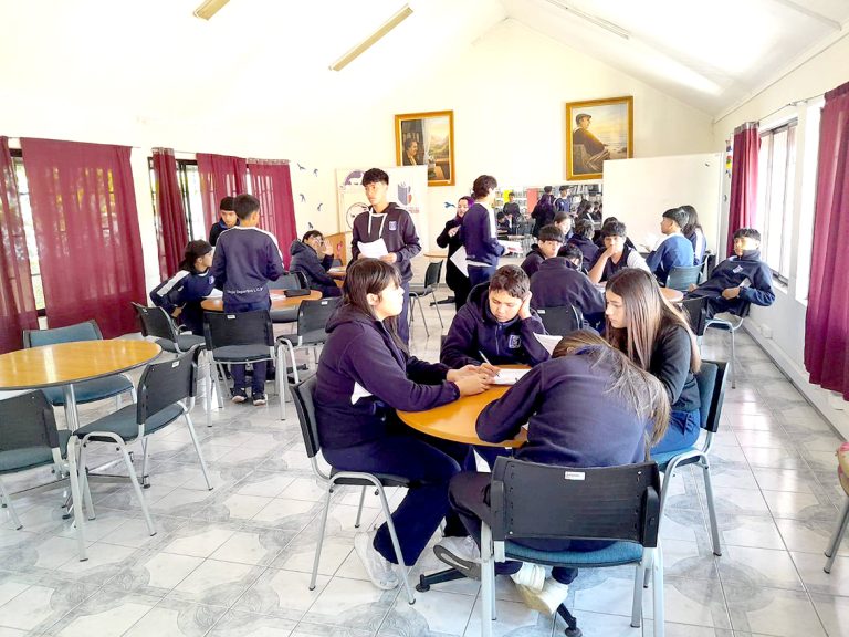 Colegio Deportivo realiza clases en la Biblioteca “Tomás Guevara Silva”