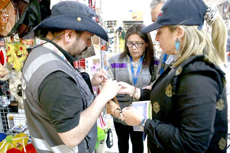 Locales céntricos recibieron sumario por no tener bien rotulados productos de Halloween