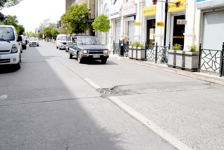 Mal estado de calles altamente transitadas en Talca generan molestia en automovilistas