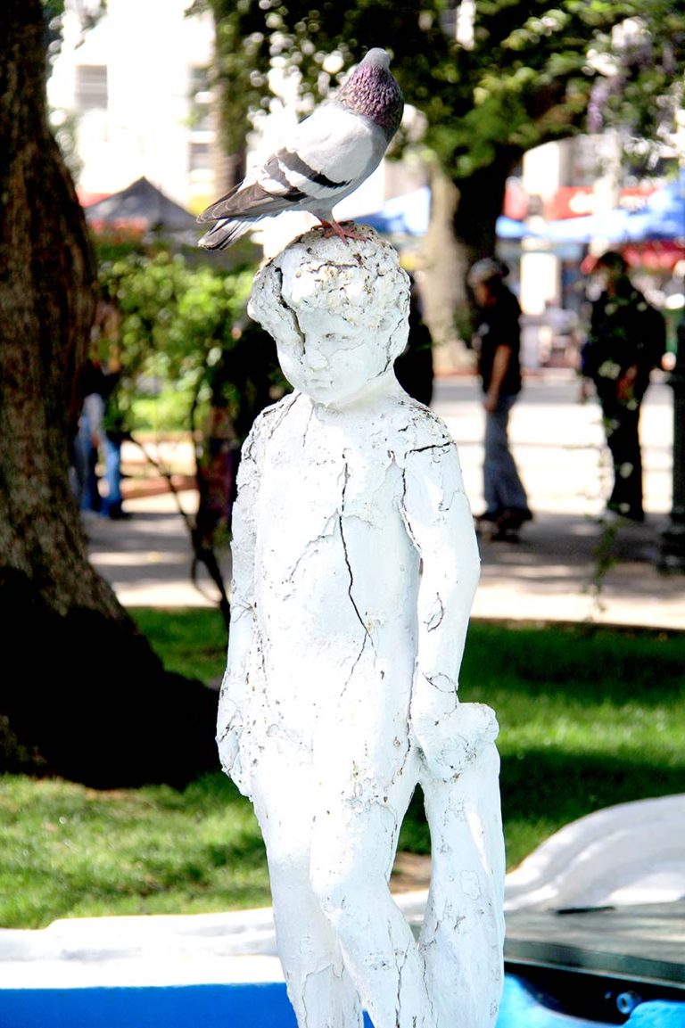 Esculturas y pileta central de la Plaza de Armas requieren de una urgente restauración