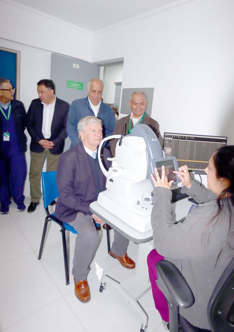 Presentaron moderna cámara retinal para fortalecer la detección temprana de enfermedades visuales