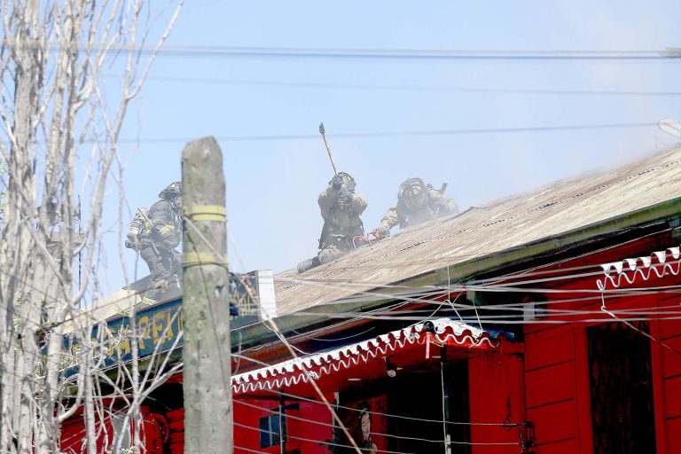 Voraz incendio afectó a  concurrido local de comida china en pleno centro de Talca