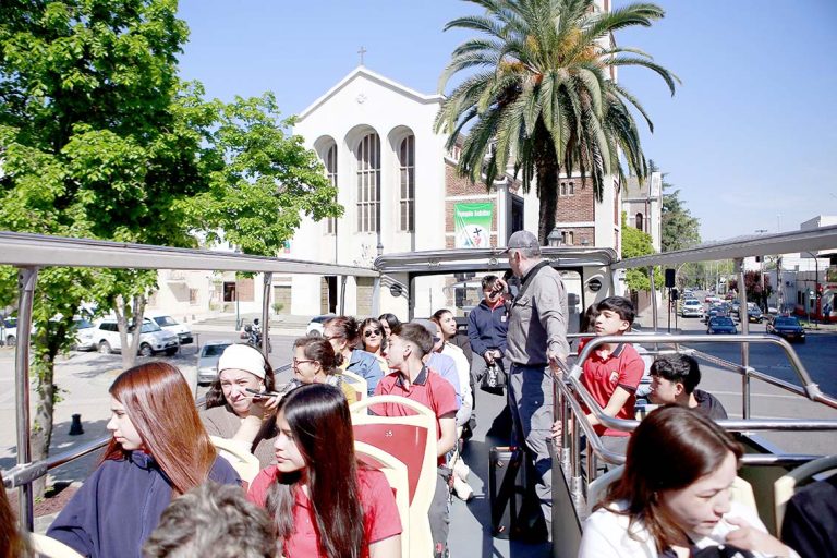Atractivo Tour Patrimonial Deportivo en bus de dos pisos da una nueva perspectiva turística a la capital regional