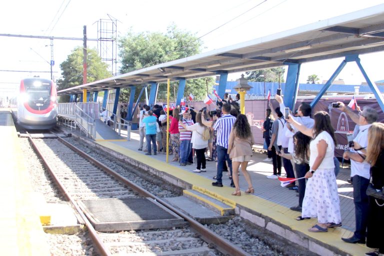 Tren rápido a Talca anunciado por Presidente Boric no está cumpliendo itinerario: masiva molestia de pasajeros