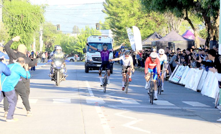 Cristóbal Ramírez levantó los brazos  en la Open de Ciclismo