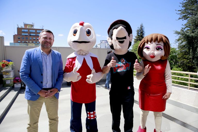 Condorito y sus amigos llegaron al gobierno regional del maule para lanzar su nueva cumbre en Río Claro