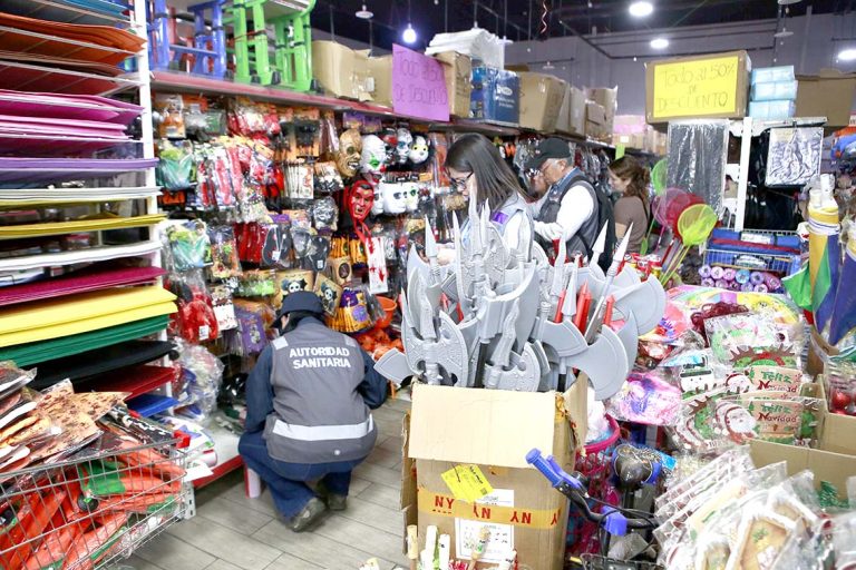 Locales céntricos recibieron sumario por no tener bien rotulados productos de Halloween