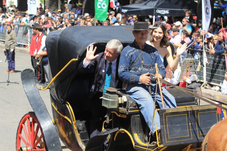 Implementación de Clínica Municipal marcó desfile por Aniversario de Curicó