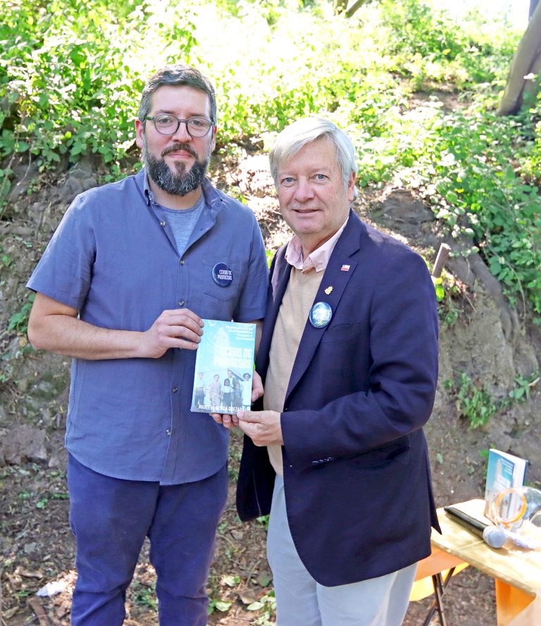 Marcelo Aliaga lanzó su libro en la cima del Cerro Carlos Condell