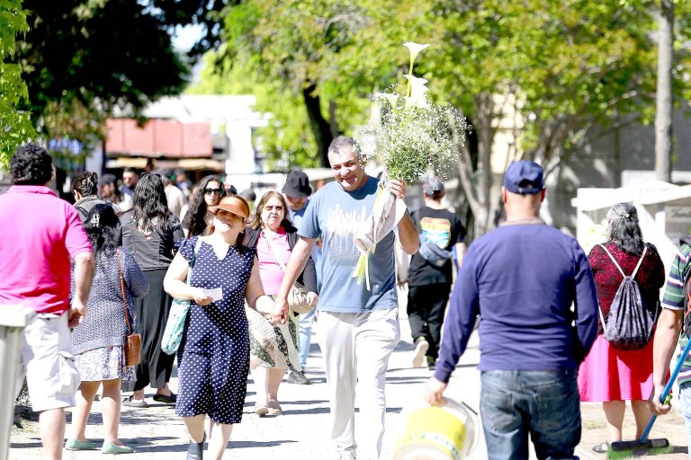 Miles de maulinos visitaron parques y cementerios para honrar a sus difuntos