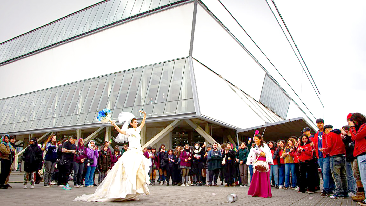 “El Vestido en la Cartera” se estrenó en la ciudad de Santiago y ha itinerado por algunas ciudades del Maule.