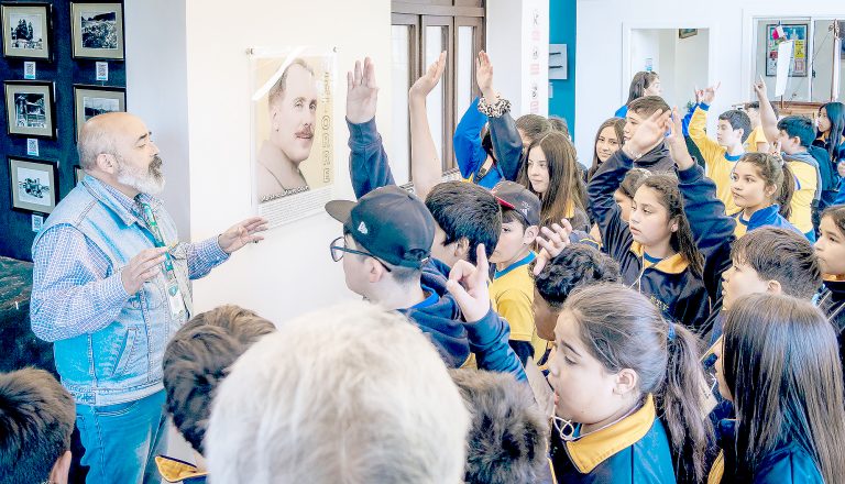 Más de 110 escolares de Curicó visitan museo de Constitución