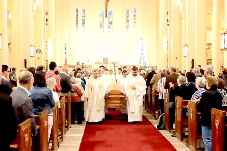Profundas muestras de cariño y aprecio en emotivo funeral de sacerdote Mario Molina Guaita en la Catedral de Talca