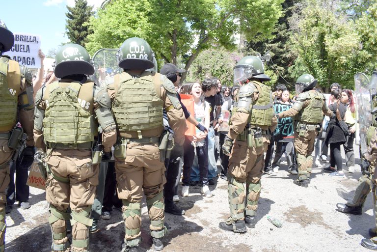 Por uso de bengalas y lesiones Fiscalía formaliza a estudiantes