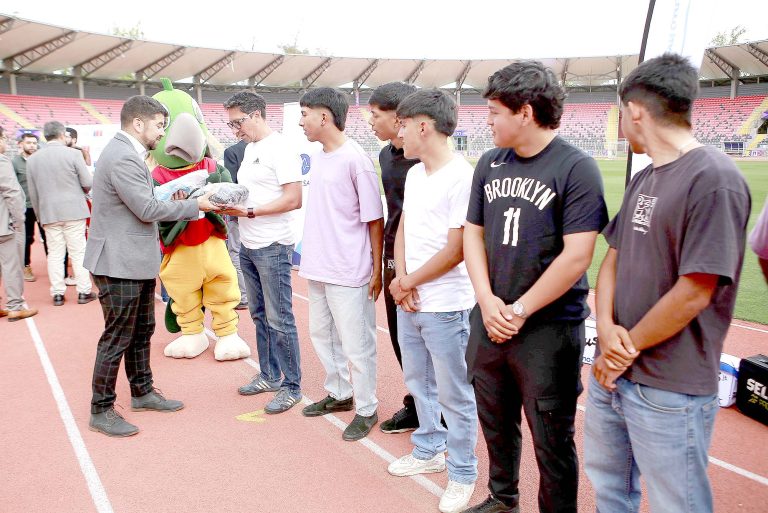 Jóvenes deportistas maulinos recibieron sus vestimentas para los XVI Juegos Binacionales