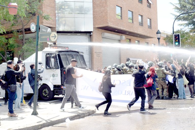 Pese a masivo rechazo estudiantil y docente en las afueras del municipio, alcalde de Talca decidió aprobar Padem 2026