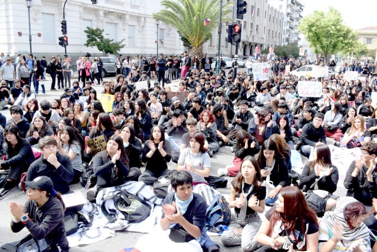 Estudiantes intensifican protestas por fuerte descontento por reducción presupuestaria y de profesores