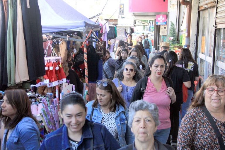 Curicanos se quejan  de alta congestión en  sector céntrico en compras de última hora