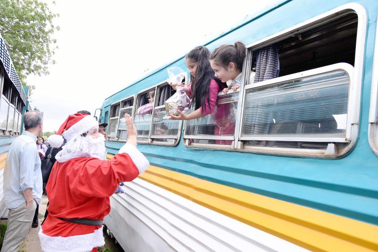 Con emoción y alegría los niños del  ramal recibieron al tren de Navidad