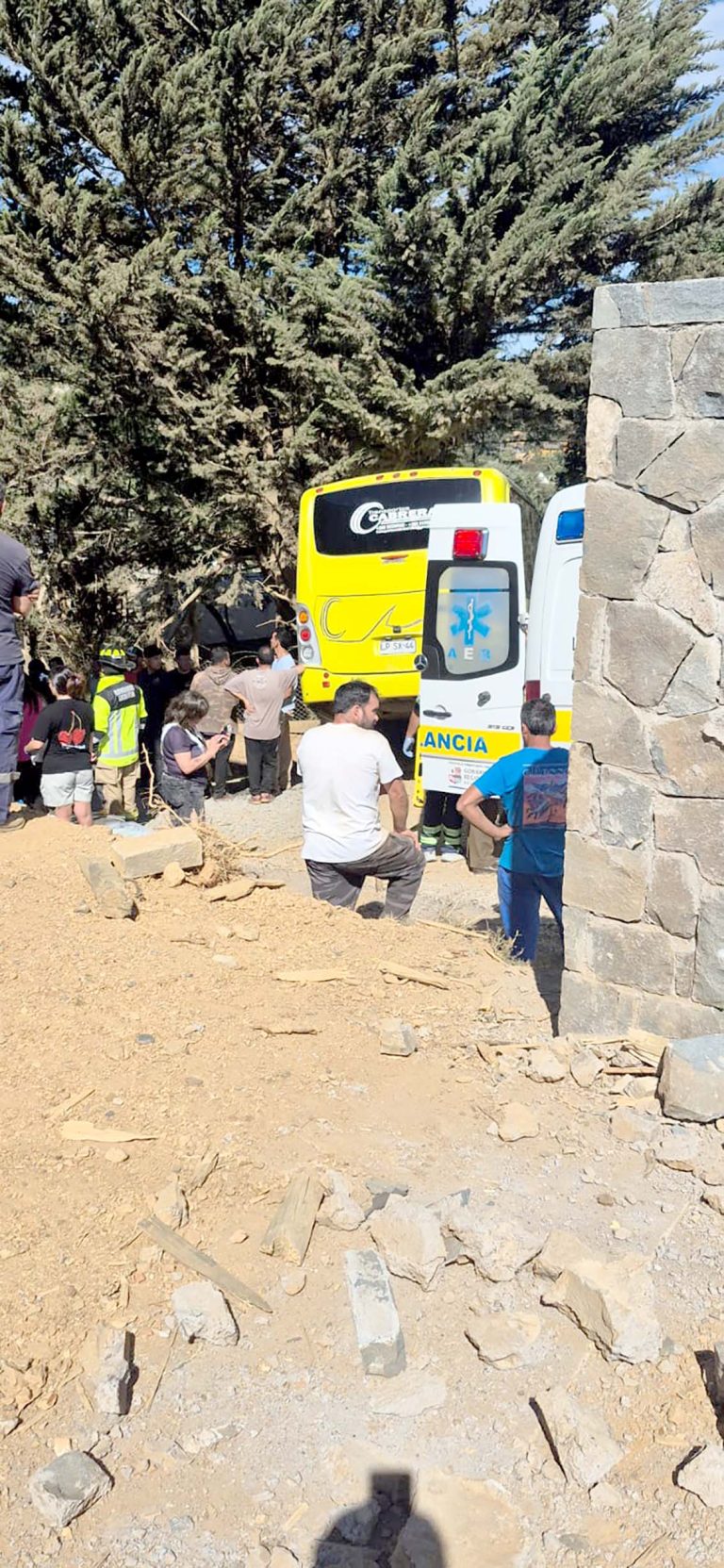 Bus con 28 adultos mayores que estaban de paseo chocó contra bodega
