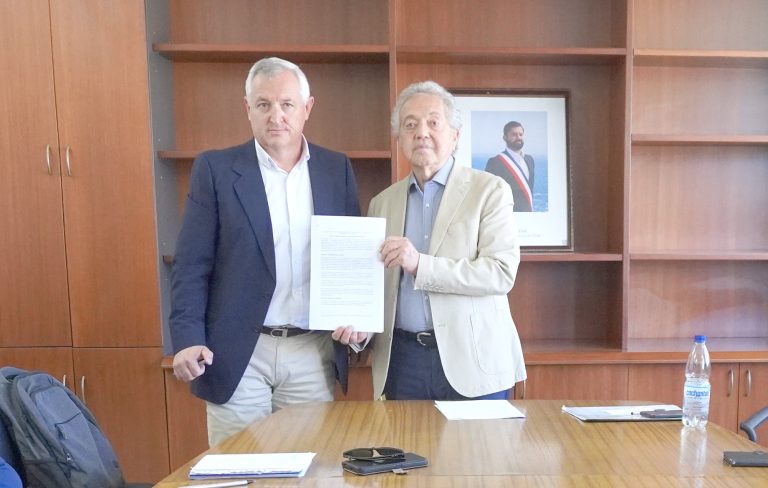 Seremi de Transportes y presidentes de líneas de microbuses confrontan opiniones  en acto de firma de Zona de Exclusión