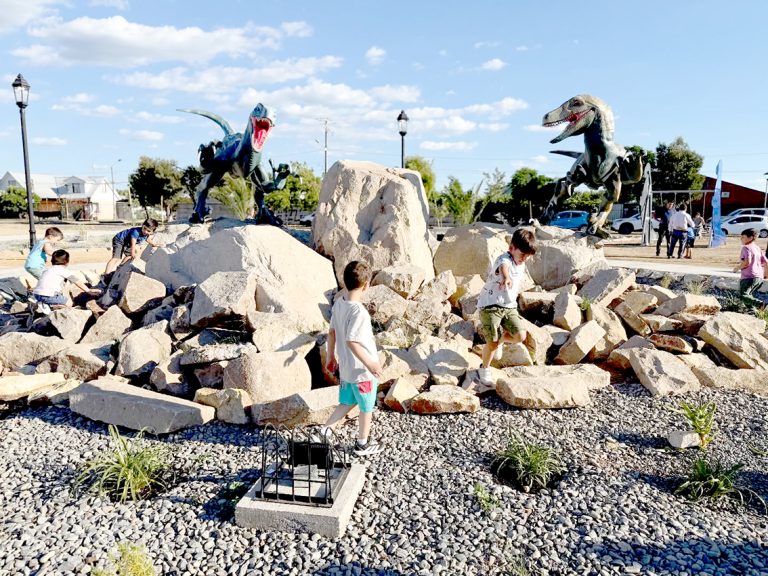 Parque jurásico en comuna de Maule cautiva a grandes y pequeños