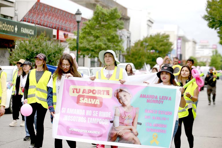 Madre de niña de 6 años que tiene Neuroblastoma llegó a la capital  regional tras caminar varios kilómetros