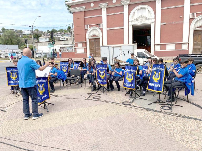 Orfeón juvenil de Molina llenó de vida  la Plaza de Armas de Constitución